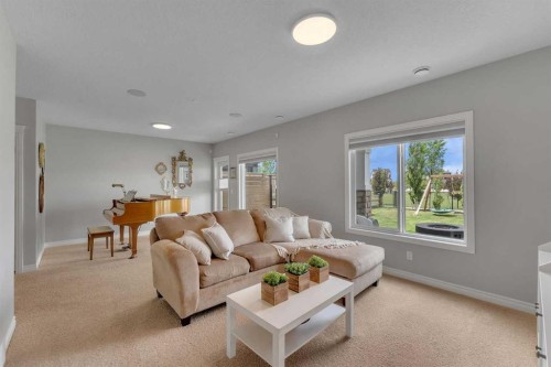 347 Hillcrest Heights Sw, Airdrie, AB - Indoor Photo Showing Living Room