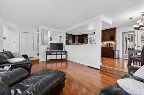 345 9 Street Se, Three Hills, AB - Indoor Photo Showing Living Room