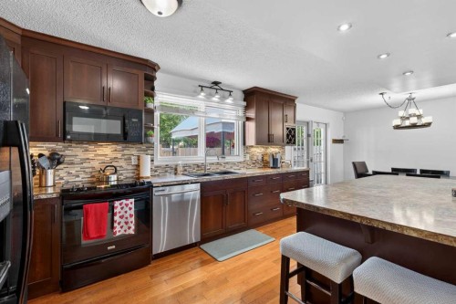 345 9 Street Se, Three Hills, AB - Indoor Photo Showing Kitchen With Upgraded Kitchen