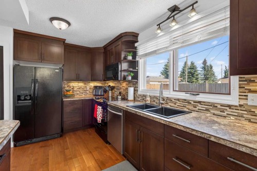 345 9 Street Se, Three Hills, AB - Indoor Photo Showing Kitchen With Double Sink