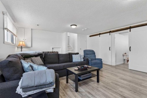 345 9 Street Se, Three Hills, AB - Indoor Photo Showing Living Room