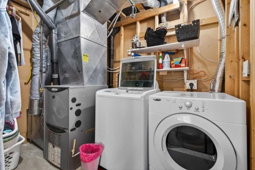 345 9 Street Se, Three Hills, AB - Indoor Photo Showing Laundry Room