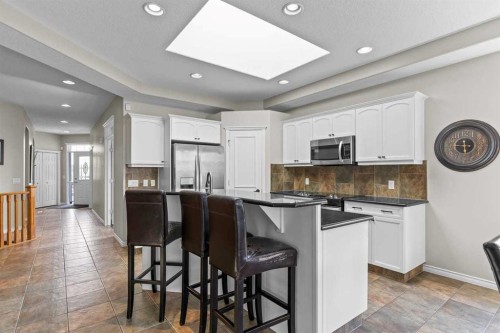 25 Panamount Green Nw, Calgary, AB - Indoor Photo Showing Kitchen With Upgraded Kitchen