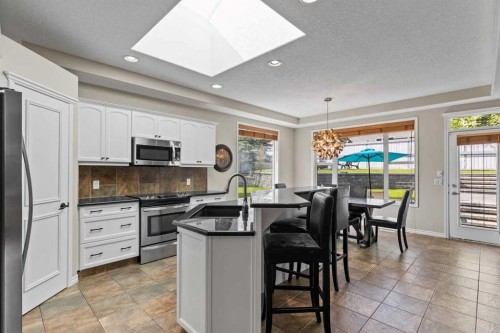 25 Panamount Green Nw, Calgary, AB - Indoor Photo Showing Kitchen With Upgraded Kitchen