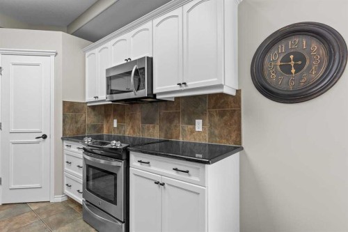 25 Panamount Green Nw, Calgary, AB - Indoor Photo Showing Kitchen