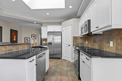 25 Panamount Green Nw, Calgary, AB - Indoor Photo Showing Kitchen With Upgraded Kitchen