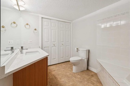 1213-1213 Sienna Park Green Sw, Calgary, AB - Indoor Photo Showing Bathroom