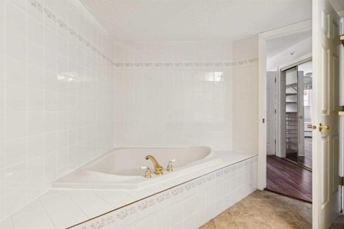 1213-1213 Sienna Park Green Sw, Calgary, AB - Indoor Photo Showing Bathroom