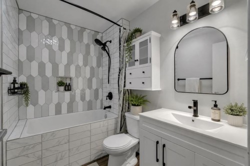 13-7205 4 Street Ne, Calgary, AB - Indoor Photo Showing Bathroom