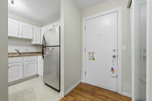 102-611 67 Avenue Sw, Calgary, AB - Indoor Photo Showing Kitchen