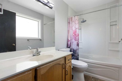 40 Mt Assiniboine Circle Se, Calgary, AB - Indoor Photo Showing Bathroom