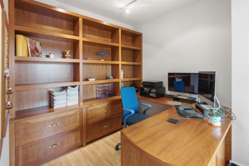 2818 6 Avenue Nw, Calgary, AB 