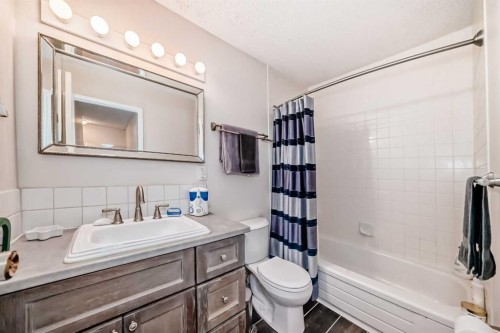 144-7172 Coach Hill Road Sw, Calgary, AB - Indoor Photo Showing Bathroom