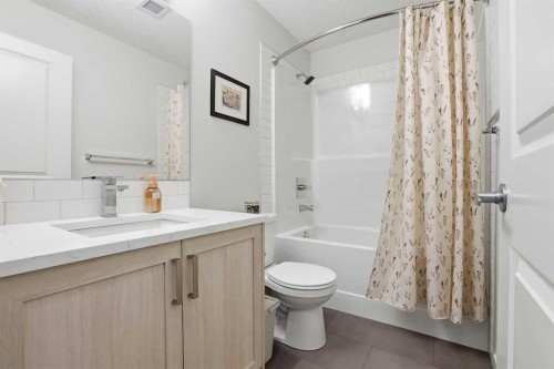 3420-33 Carringham Gate Nw, Calgary, AB - Indoor Photo Showing Bathroom