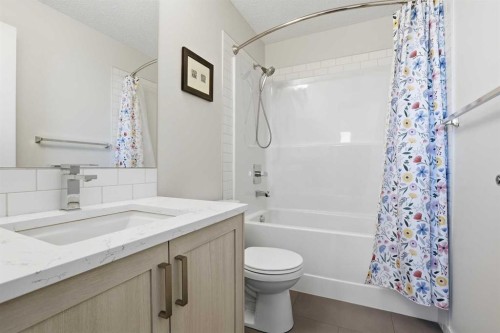 3420-33 Carringham Gate Nw, Calgary, AB - Indoor Photo Showing Bathroom