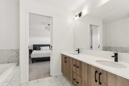 20 Wolf Creek Street Se, Calgary, AB - Indoor Photo Showing Bathroom