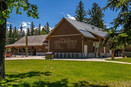 8812 46 Avenue Nw, Calgary, AB 