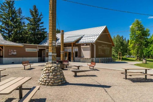 8812 46 Avenue Nw, Calgary, AB 