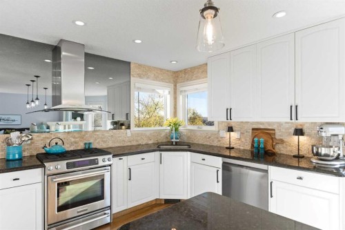 366 Patterson Boulevard Sw, Calgary, AB - Indoor Photo Showing Kitchen
