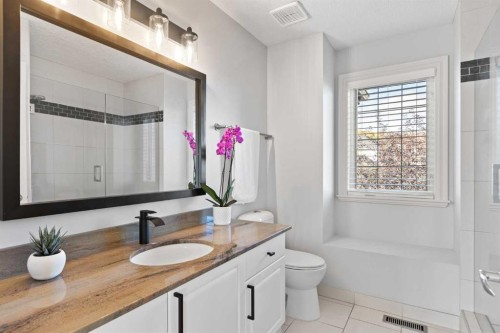 366 Patterson Boulevard Sw, Calgary, AB - Indoor Photo Showing Bathroom