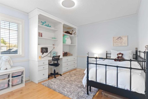 366 Patterson Boulevard Sw, Calgary, AB - Indoor Photo Showing Bedroom