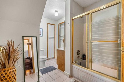 1616 3 Street Nw, Calgary, AB - Indoor Photo Showing Bathroom