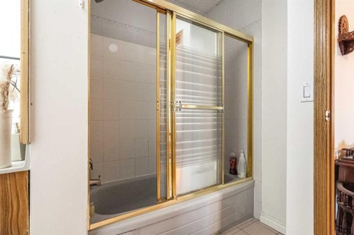 1616 3 Street Nw, Calgary, AB - Indoor Photo Showing Bathroom