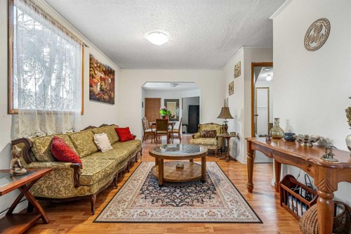 1616 3 Street Nw, Calgary, AB - Indoor Photo Showing Living Room