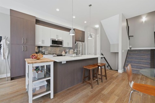 2-4620 17 Avenue Nw, Calgary, AB - Indoor Photo Showing Kitchen With Upgraded Kitchen