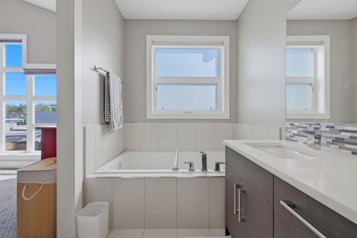 2-4620 17 Avenue Nw, Calgary, AB - Indoor Photo Showing Bathroom