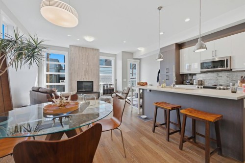 2-4620 17 Avenue Nw, Calgary, AB - Indoor Photo Showing Kitchen With Upgraded Kitchen