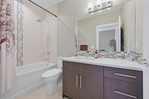 2-4620 17 Avenue Nw, Calgary, AB - Indoor Photo Showing Bathroom