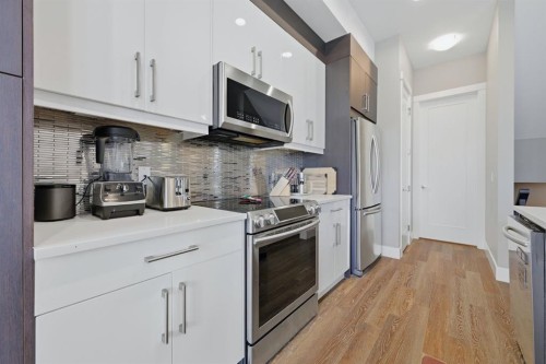 2-4620 17 Avenue Nw, Calgary, AB - Indoor Photo Showing Kitchen With Upgraded Kitchen