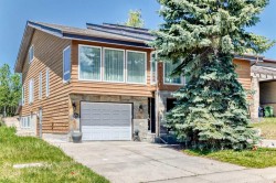 156 Edgehill Close NW Calgary, AB T3A 2X1