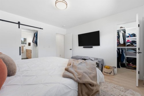 87 Armstrong Crescent Se, Calgary, AB - Indoor Photo Showing Bedroom