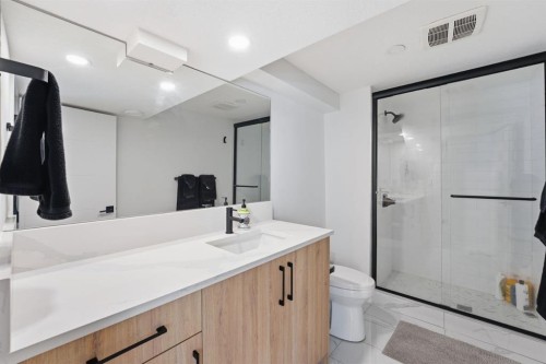 87 Armstrong Crescent Se, Calgary, AB - Indoor Photo Showing Bathroom