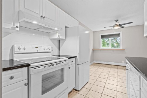 201-626 2 Avenue Ne, Calgary, AB - Indoor Photo Showing Kitchen