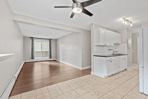 201-626 2 Avenue Ne, Calgary, AB - Indoor Photo Showing Kitchen