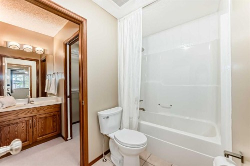 40 Tuscany Vista Crescent Nw, Calgary, AB - Indoor Photo Showing Bathroom
