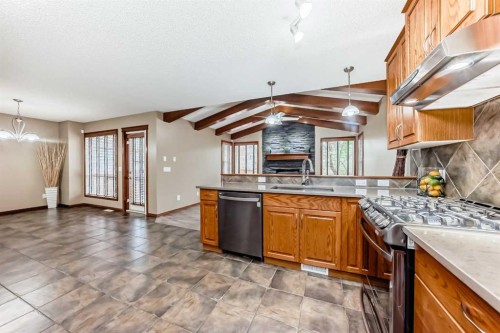 40 Tuscany Vista Crescent Nw, Calgary, AB - Indoor Photo Showing Kitchen