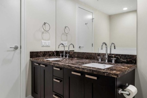 1712-222 Riverfront Avenue Sw, Calgary, AB - Indoor Photo Showing Bathroom