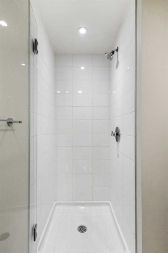 1712-222 Riverfront Avenue Sw, Calgary, AB - Indoor Photo Showing Bathroom