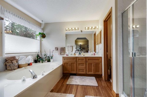 44 Valley Meadow Close Nw, Calgary, AB 