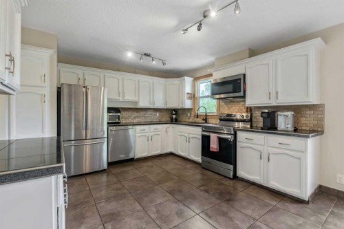 12 Robinson Drive, Okotoks, AB 