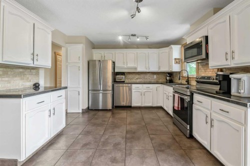 12 Robinson Drive, Okotoks, AB 