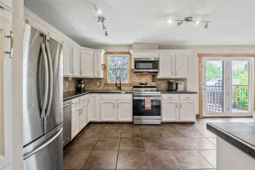 12 Robinson Drive, Okotoks, AB 