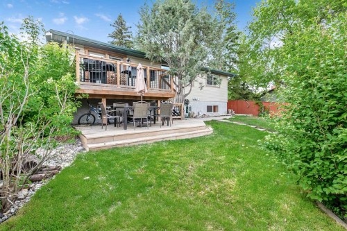 12 Robinson Drive, Okotoks, AB 