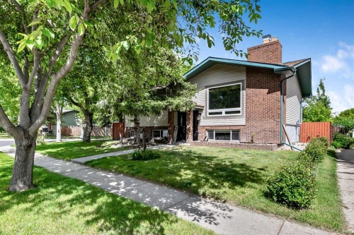 12 Robinson Drive, Okotoks, AB 