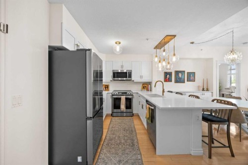 301-2121 98 Avenue Sw, Calgary, AB - Indoor Photo Showing Kitchen With Upgraded Kitchen