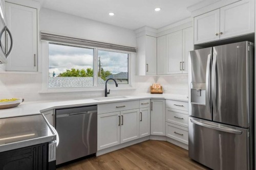 5020 47A Avenue, Sylvan Lake, AB - Indoor Photo Showing Kitchen